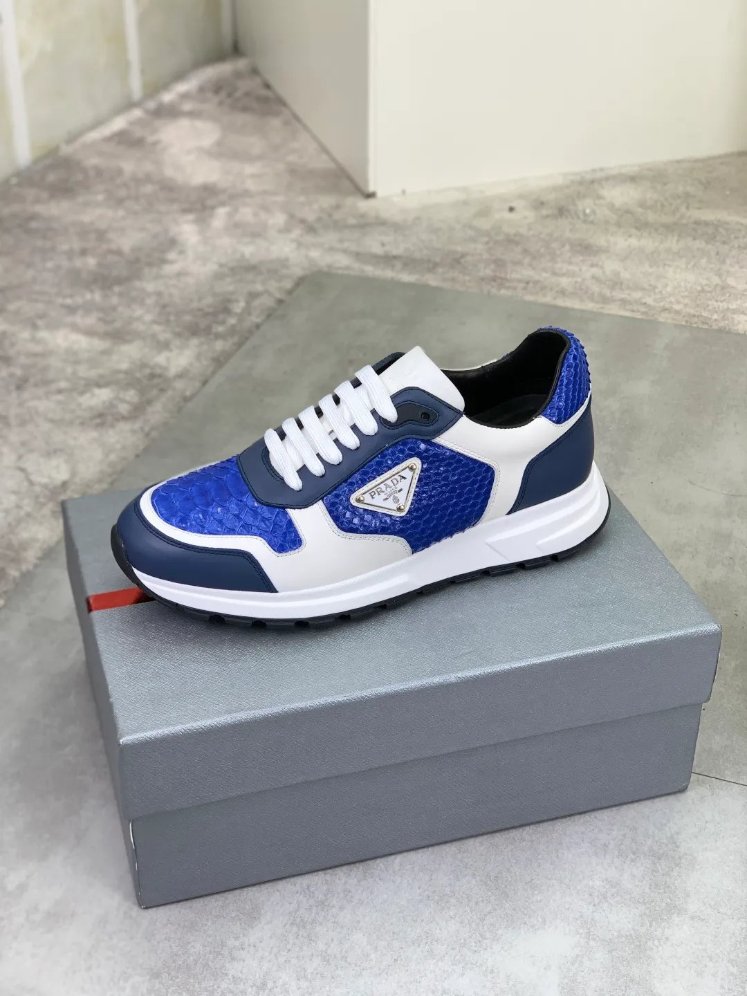 Men's men's shoes💰P580💰【New model】Top quality, new popular models on the official website, which will never go out of style for a century,🆘 The trendy brand (Prada) mainly promotes popular models, avant-garde and versatile fashionable men's shoes, privately molded, with cowhide splicing and 1:1 oil edge treatment... fashionable and simple, original imported cowhide with python skin, cowhide leather lining for feet; the atmosphere and personality are more fashionable, eye-catching and pursuing class. It will subvert the old idea and be a must-have for fashionistas who want to spend time with you! Must keep it! High-end comfortable and low-cost, high-end quality workmanship. Size: 38-44 Various colors available. full package